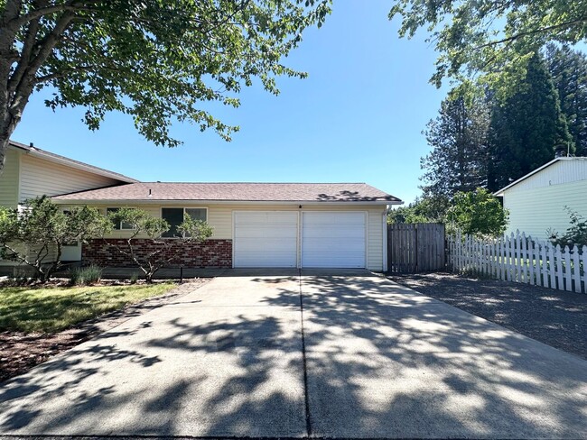 Building Photo - Newly Remodeled 4 Bed, 2.5 Bath with a Spa...