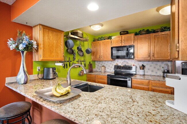 Foto del edificio - "Charming 2-Bed, 2-Bath Condo Retreat with 1530 Sq. Ft. of Comfort in Genesee!"