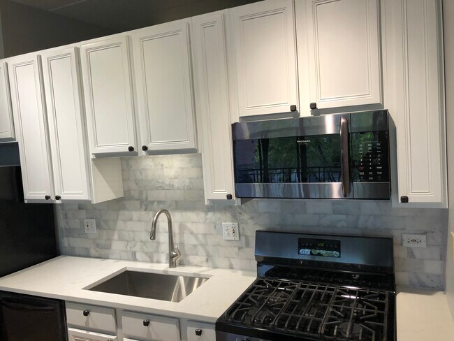 Kitchen - 3944 N Claremont Ave