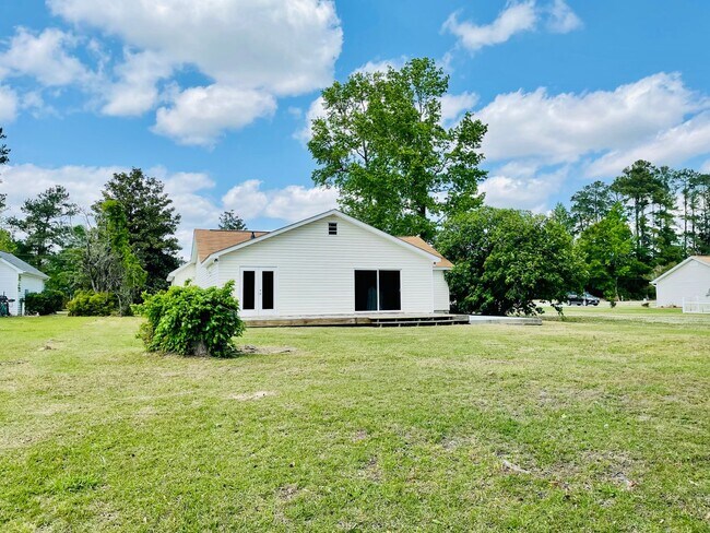 Foto del edificio - A MUST SEE! 3 BR/2 Bath with garage and po...