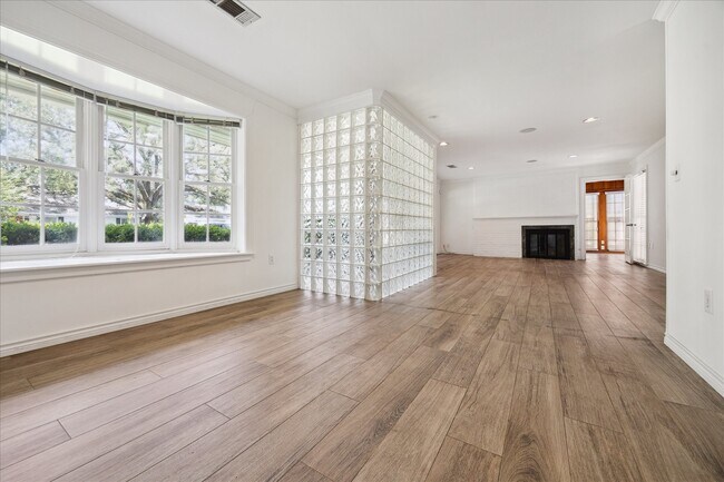 Foto del edificio - 4025 Essex Ln