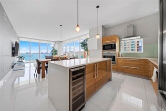 Building Photo - 2020 N Bayshore Dr