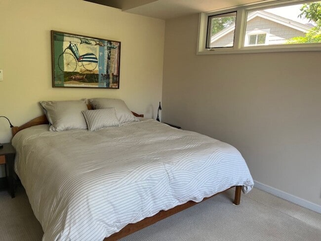 Building Photo - Modern 3 BDR Newlands Home