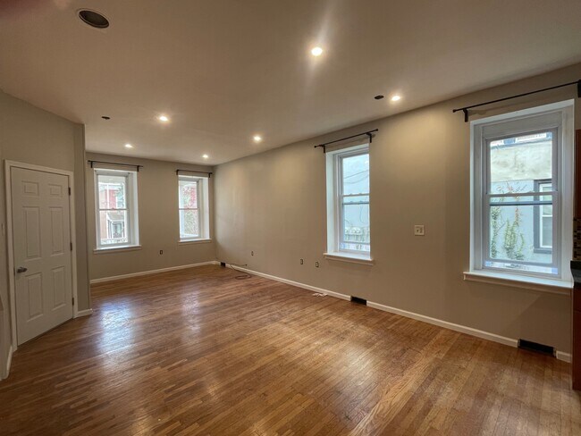 Sala de estar y comedor vacíos (sin terminar) - 211 Sumac St
