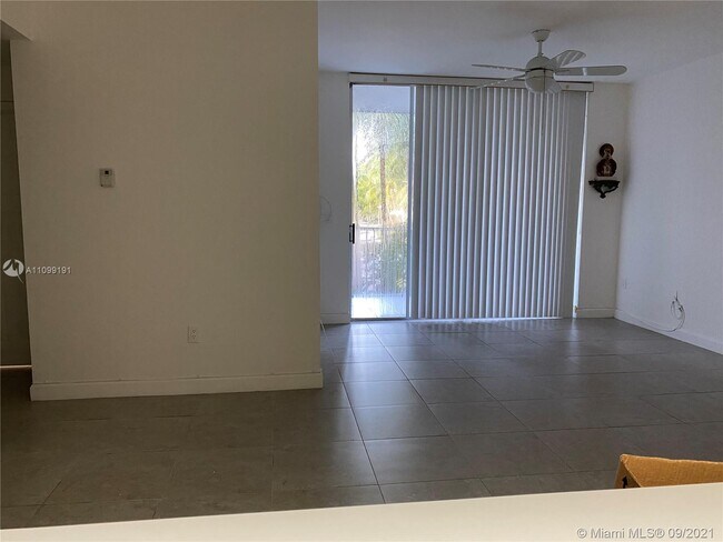 Foto del edificio - 9725 NW 52nd St