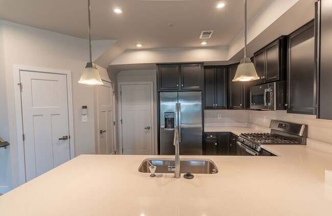 Building Photo - 100 Matisse Pl