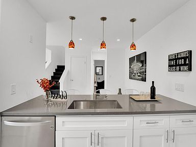 Building Photo - This beautifully updated 2-bedroom, 2 bath...