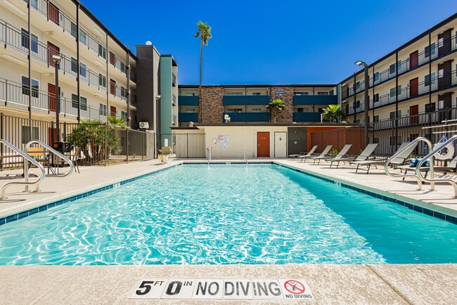 Foto del edificio - Courtyard 525 Apartments