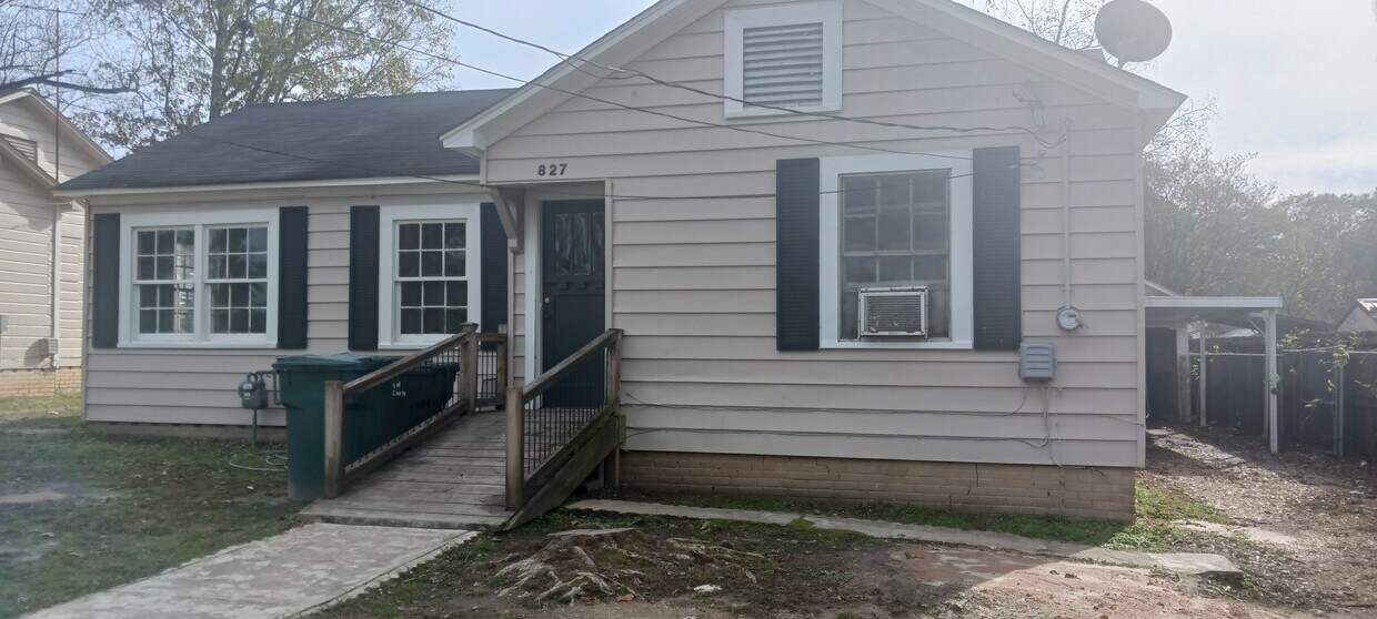 Primary Photo - 827 W Main St