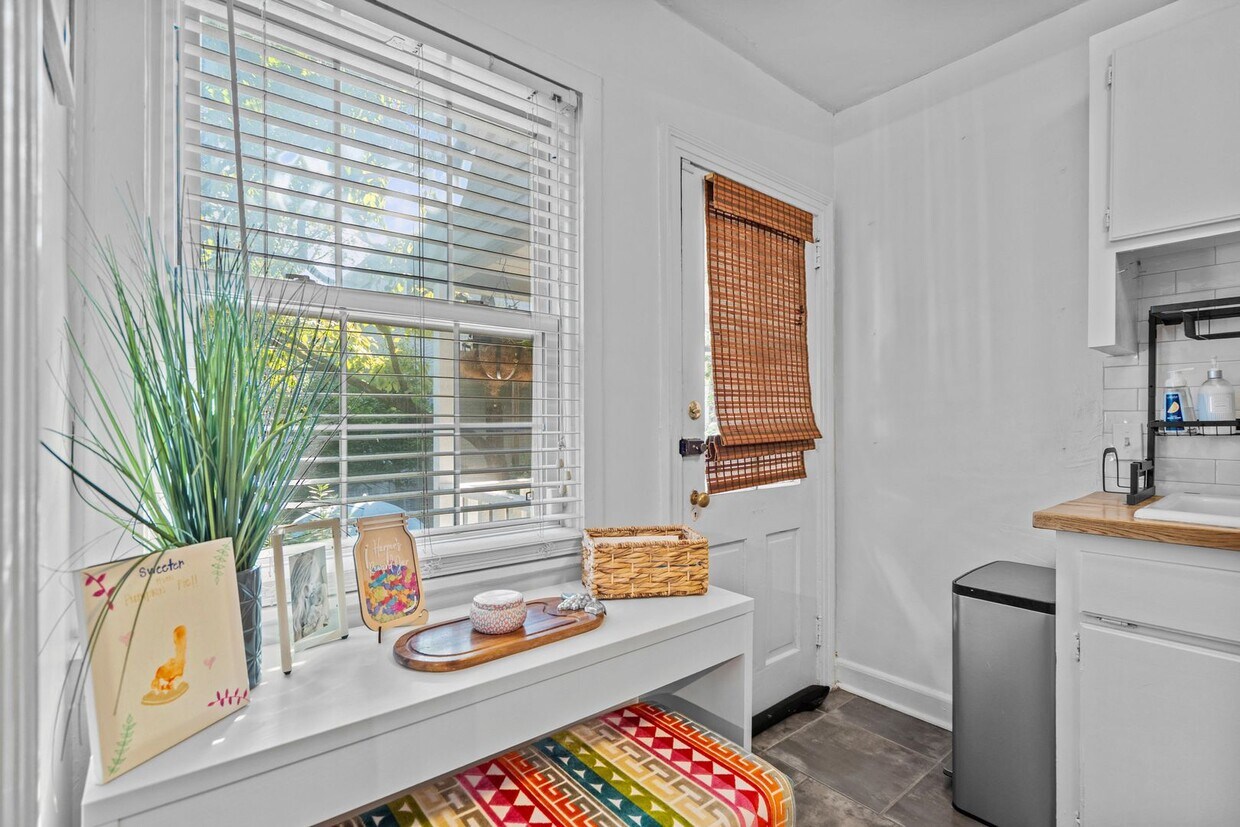 Spacious Townhome Available in Downtown Gr... - Downtown Townhouse Available 1 Nov 25!