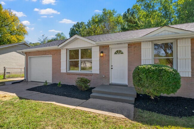 Foto del edificio - Close to Ft. Campbell! Just Renovated 3 Bed 2 Bath Home!