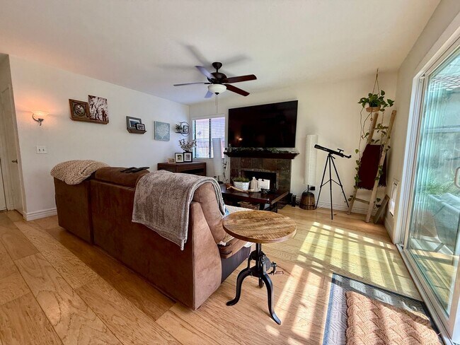 Foto del edificio - Luxury and Spacious Townhouse with Large Fenced Yard! Double Car Garage!