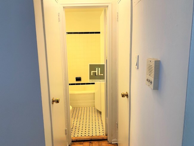 Building Photo - Spacious Studio Near The Subway