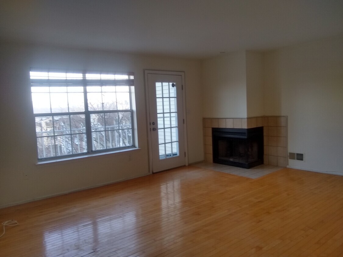 living room w a fireplace and a patio - 400 Crown Ct
