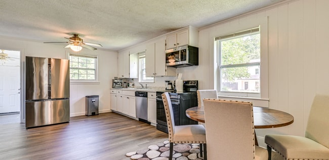 Foto del edificio - Room in House on Austin Dr