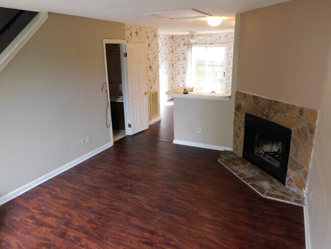 Building Photo - Townhome - 2 bedroom, 1 full bathroom, 2 h...