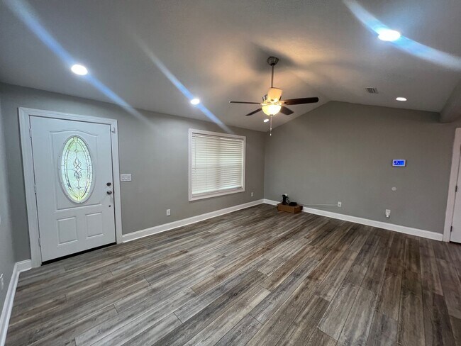 Foto del edificio - Available April!