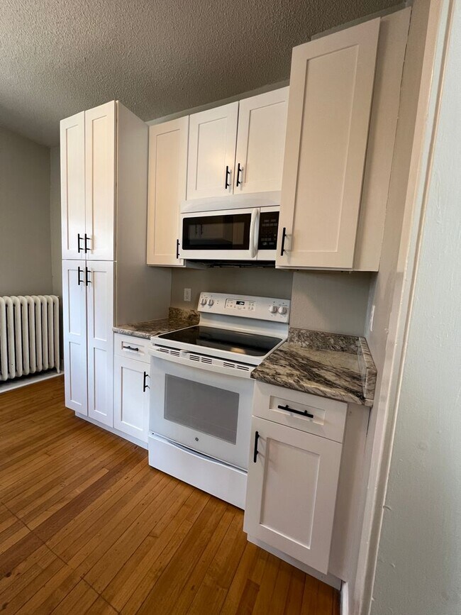 Foto del edificio - Newly Remodeled Modern 1-Bedroom Main Floor Apt