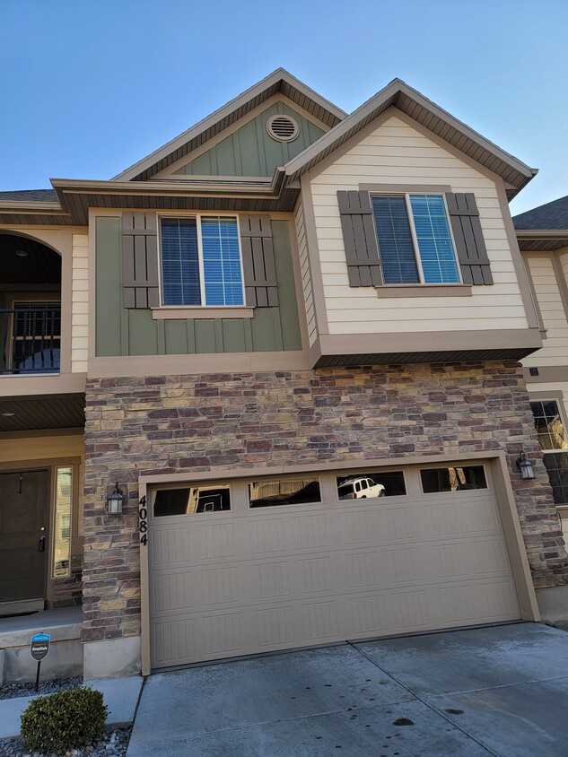 Two car gradge and private driveway - 4084 E Oakland Hills Dr