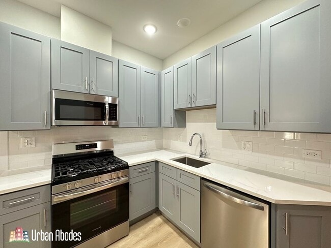 Building Photo - 423 W Belden Ave
