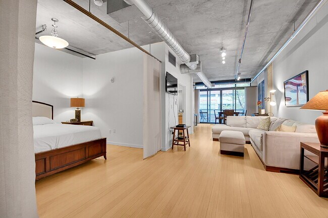 Foto del edificio - $1,850, 1 bed, 1.5 bath located in Denver ...