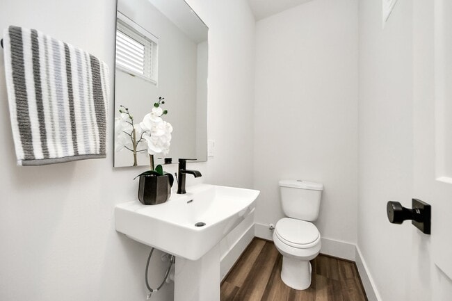 Photo - 879 Rachel St House