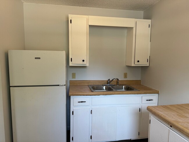 Foto del edificio - 1600 N Lane UNIT E