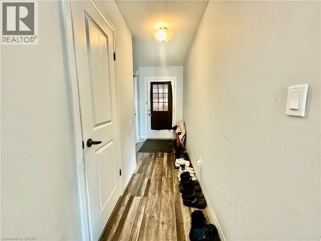 Building Photo - 5 Sparrow Ave