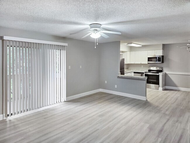 Building Photo - REMODELED & UPDATED condo in Longwood