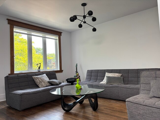 living - 846 Av Wiseman