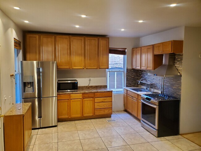 Building Photo - 1453 N Springfield Ave