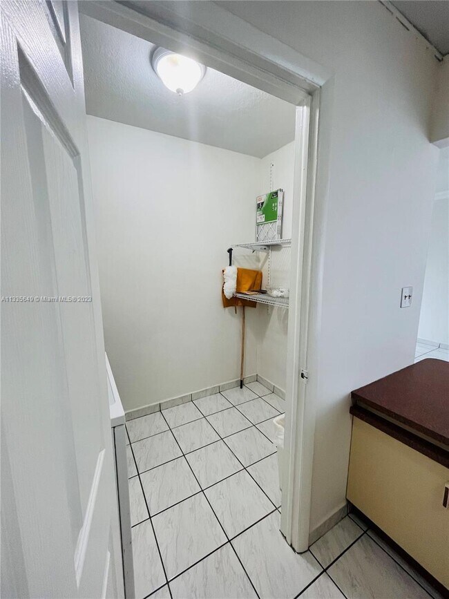 Building Photo - 12811 SW 43rd Dr