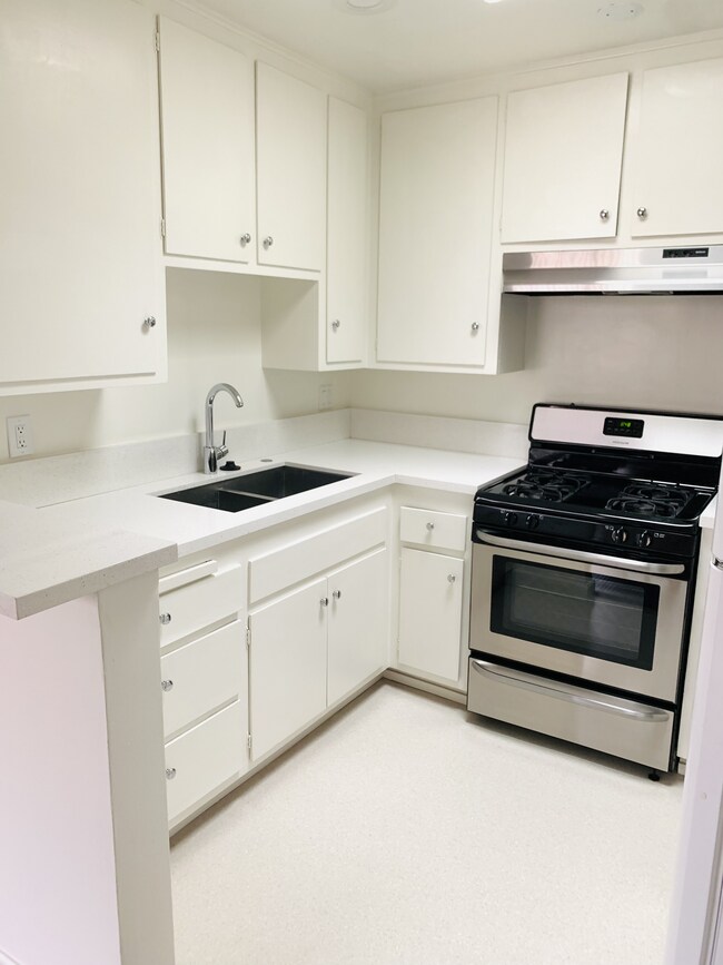 Kitchen - 1337 N Gardner St