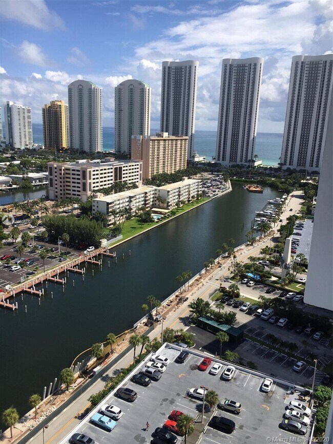 Foto del edificio - 500 Bayview Dr