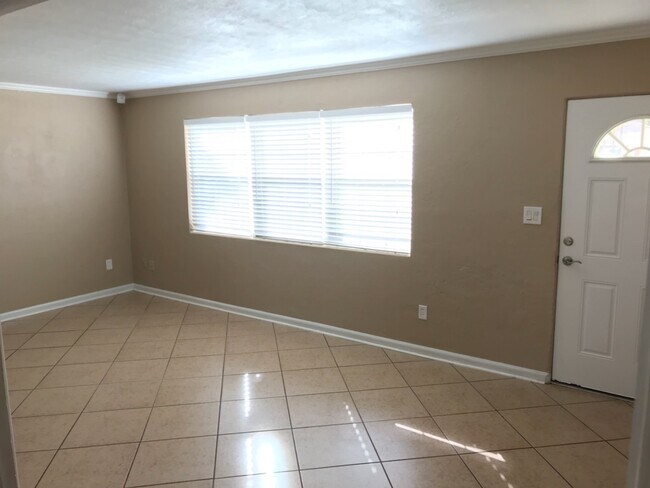 Foto del edificio - Lovely 3 Bedroom/2 Bathroom Near Downtown!