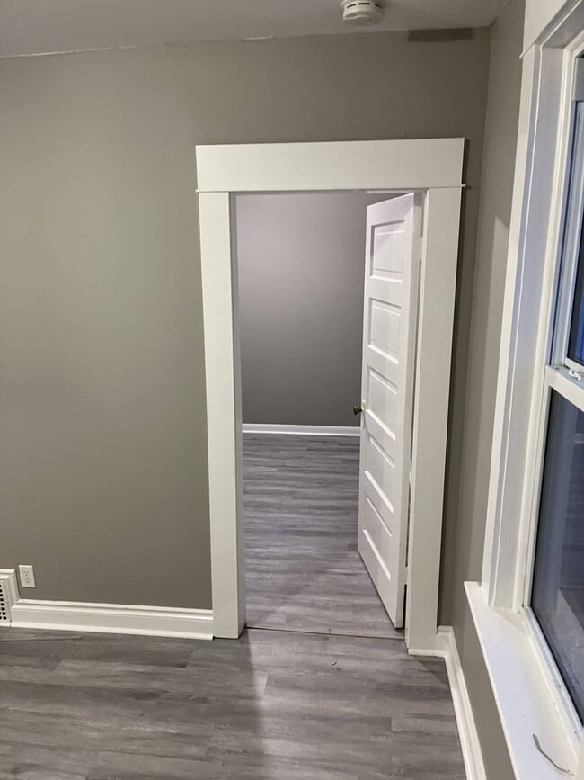 Building Photo - 336-336 Harold St N