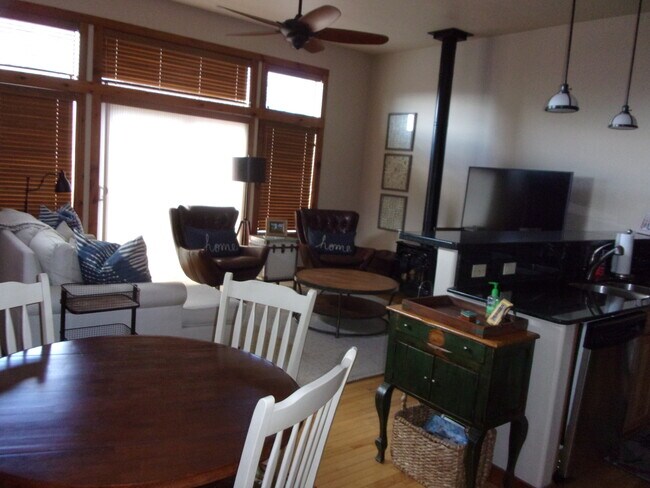 Building Photo - 50 River Oaks Dr