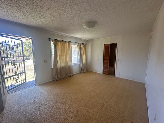 Foto del edificio - Charming 3-Bedroom, 2-Bath Home in Peacefu...