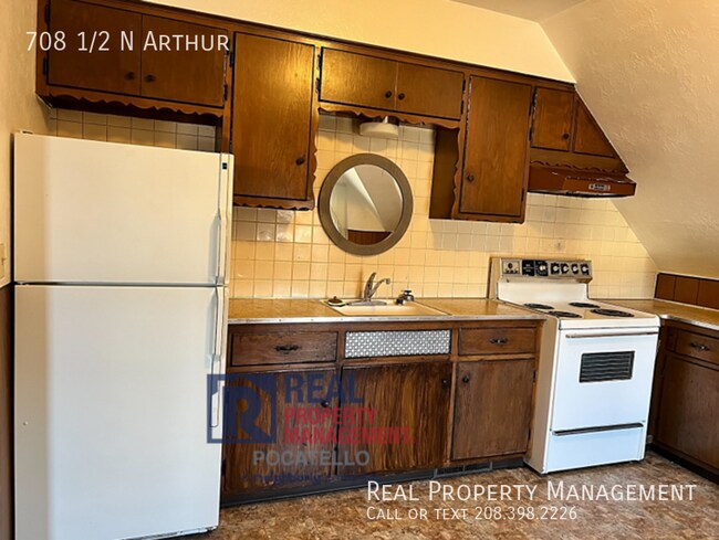Building Photo - 2 Bedroom 1 bath - Upstairs unit