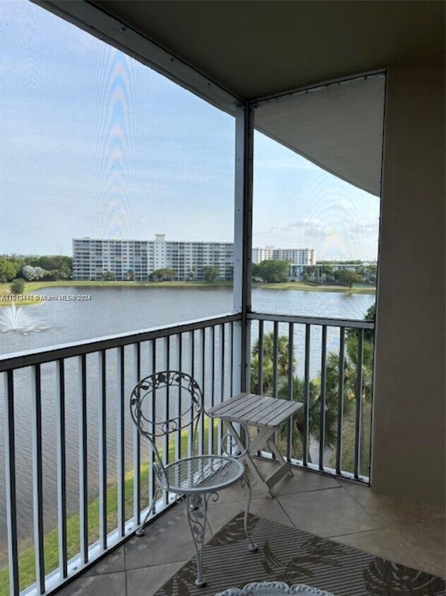 Building Photo - 2801 N Palm Aire Dr