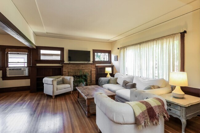 Foto del edificio - Furnished 1920 Craftsman Bungalow Available In The Dimond District!