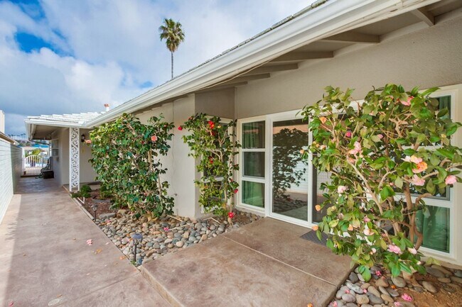 Building Photo - Gorgeous 2 Bedroom Lake Front Home