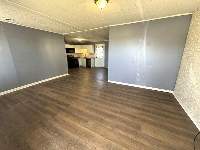 Building Photo - FOR RENT 3BR 2 BA