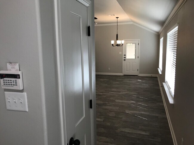 Foto del edificio - Gorgeous 2 bed/2 bath near Bunny Trail