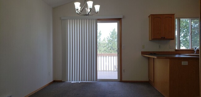 Foto del edificio - Charming Split-Level 3bed 2 bath Home in Medical Lake with Spacious Layout & Natural Light - Comi...
