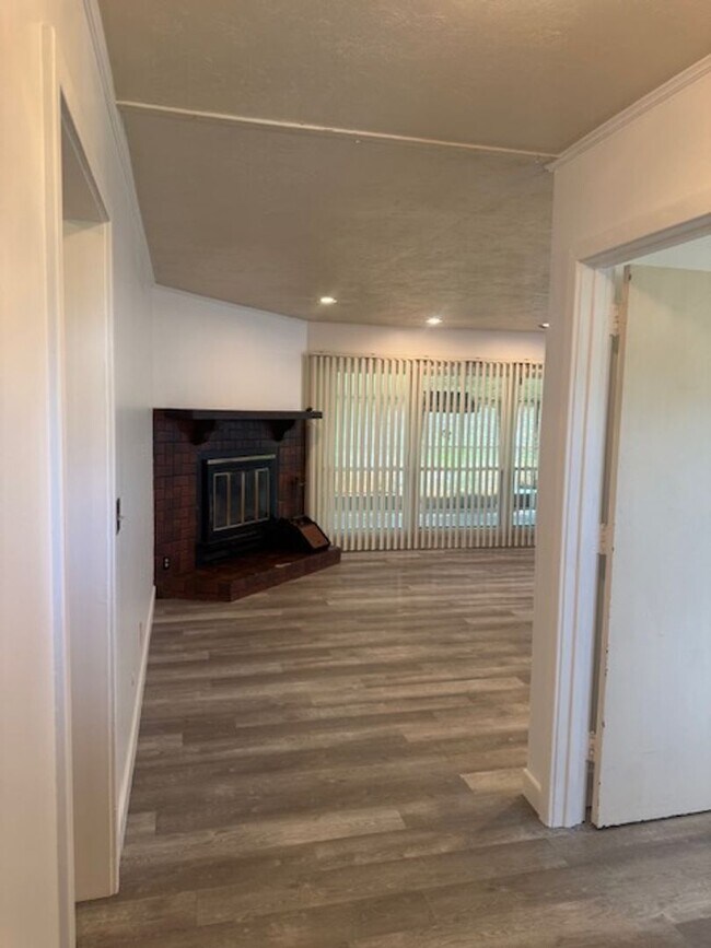 Foto del edificio - Spacious 3 Bedroom Home on Large Corner Lot with Sunporch!