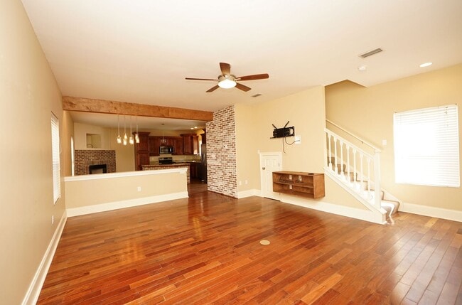 Building Photo - Beautiful Home with Guest Suite and Pool i...