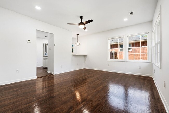 Foto del edificio - Charming, thoughtfully renovated 2 bed/1 bath in Northgate Park!