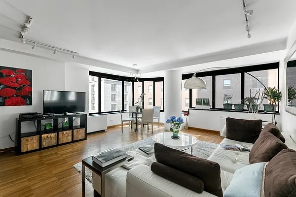 Primary Photo - 211 Madison Ave