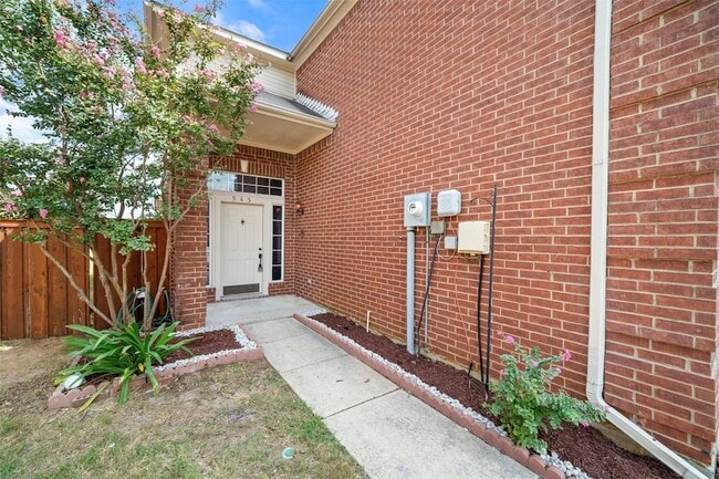 Building Photo - 945 Azalia Dr